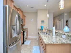 Fridge, microwave, stovetop, dishwasher - Paradise Palms Townhome Near Disney w/ Pool (Kissimmee)
