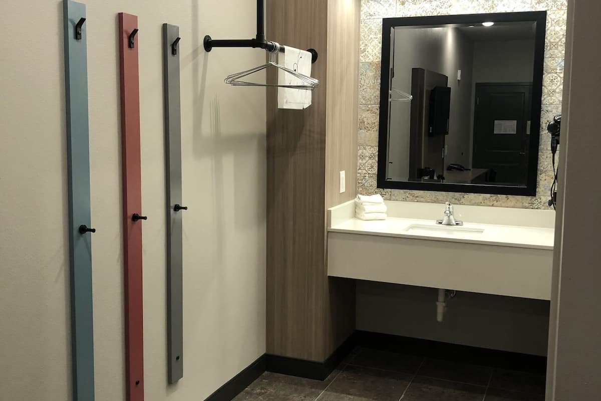 standard single room | bathroom | hair dryer, towels