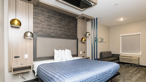 Premium bedding, down comforters, desk, laptop workspace - Hotel Solara Hobby Airport (Houston)