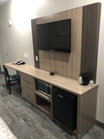 Copriletto in piuma, una scrivania, postazione laptop