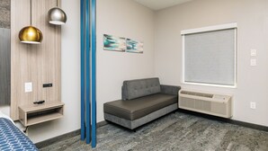 Premium bedding, down comforters, desk, laptop workspace - Hotel Solara Hobby Airport (Houston)