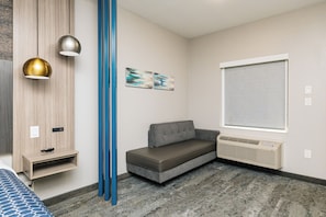 Deluxe Single Room, 1 King Bed, Non Smoking, Private Bathroom | Premium bedding, down comforters, desk, laptop workspace