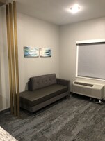 Singola Standard | Copriletto in piuma, una scrivania, postazione laptop