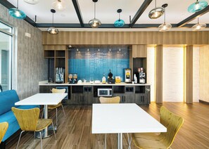 Free daily on-the-go breakfast - Hotel Solara Hobby Airport (Houston)