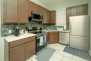 ثلاجة، ميكروويف، فرن، موقد طهي مسطح