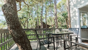 Outdoor dining - Splash of Chic - Three Bedroom House, Sleeps 8 (Fripp Island)