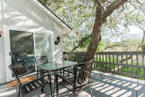Outdoor dining - Splash of Chic - Three Bedroom House, Sleeps 8 (Fripp Island)