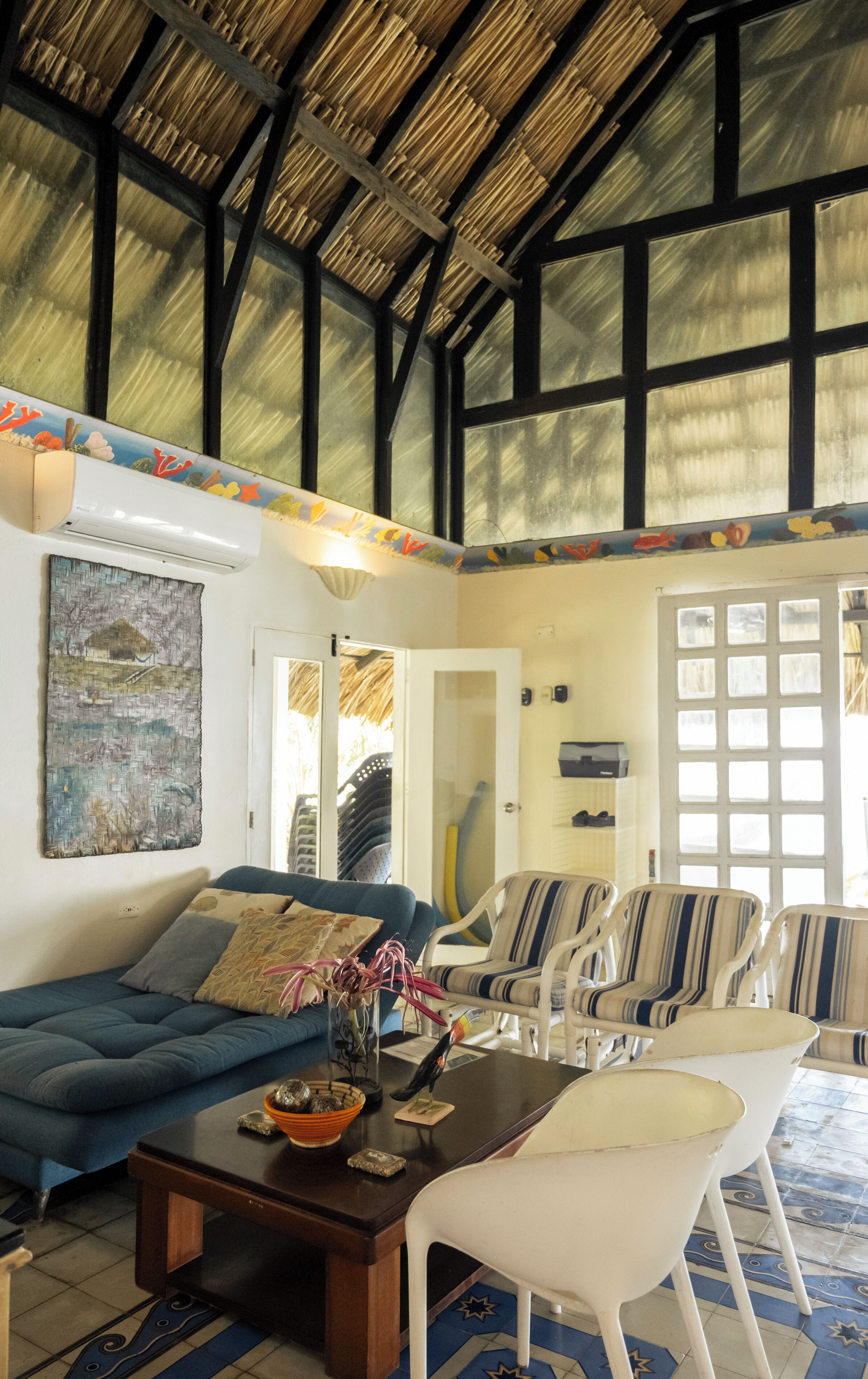 Smart TV, libros y estéreo 