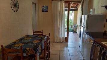 Réfrigérateur, micro-ondes, plaque de cuisson, lave-vaisselle