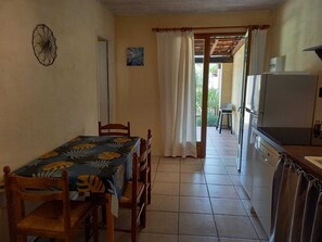 Réfrigérateur, micro-ondes, plaque de cuisson, lave-vaisselle