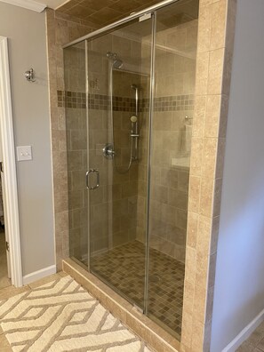 Combined shower/tub, jetted tub - Two-story home in gated golf course community (Martinez)