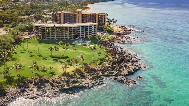 A hotel with multiple floors, a pool, and a beachfront location. - 406 - Oceanfront One Bed Unit with great views! (Kihei)