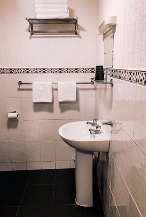 Bathroom - The Bawdens Holiday Apartments (Blackpool)