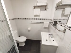 Deluxe Apartment, Private Bathroom (Apartment-2) | Bathroom - The Bawdens Holiday Apartments (Blackpool)