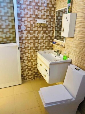 Combined shower/bathtub