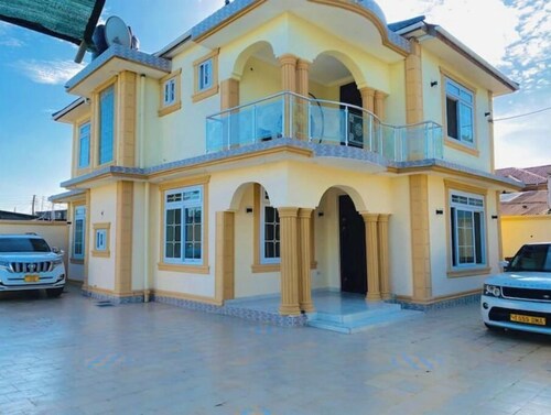 Amazing and Classic Modern Villa in City Centre