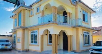 Amazing and Classic Modern Villa in City Centre