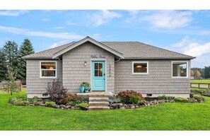 Exterior detail - Dahlia House of Carnation (Carnation)