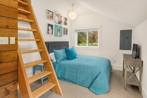 3 bedrooms, iron/ironing board, travel cot, free WiFi