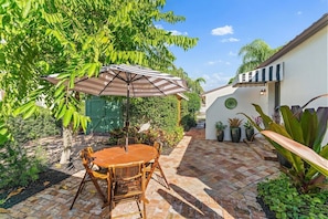 Outdoor dining - Great Amenities, Great Location, Amazing Studio! (West Palm Beach)