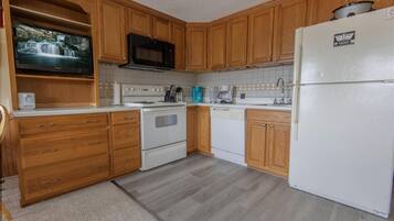 Kylskåp, mikrovågsugn, ugn och spishäll