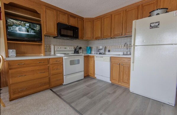 雪櫃、微波爐、焗爐、爐具