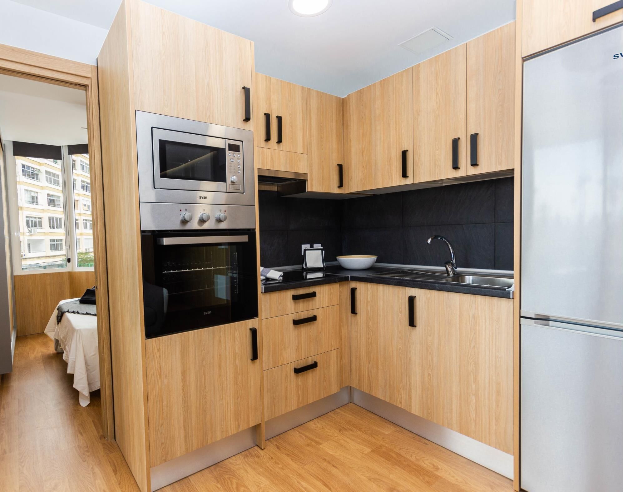 Kühlschrank, Mikrowelle, Ofen, Wasserkocher mit Kaffee-/Teezubehör