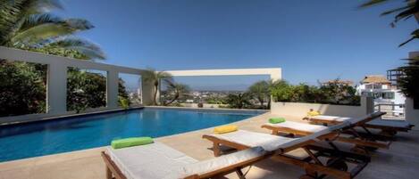 Utomhuspool och uppvärmd pool