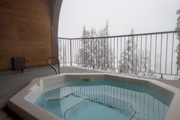 Outdoor spa tub - Ski-in/Ski-out Condo with Fireplace, Free WiFi & Shared Hot Tub (Big White Mountain)