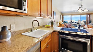 Kylskåp, mikrovågsugn, ugn och spishäll