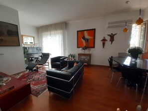 Interior - Grande camera e bagno con vasca idromassaggio (Comune di Sesto Fiorentino)