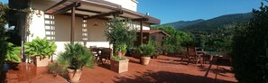 Outdoor dining - Grande camera e bagno con vasca idromassaggio (Comune di Sesto Fiorentino)