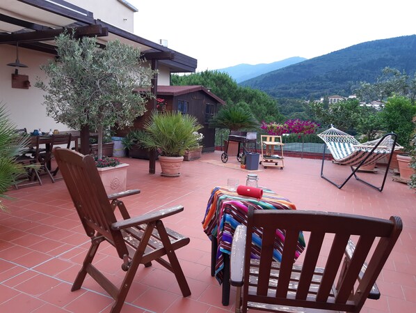 Outdoor dining - Grande camera e bagno con vasca idromassaggio (Comune di Sesto Fiorentino)