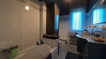 Combinazione doccia/vasca, vasca idromassaggio, bidet