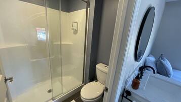 Ducha, artículos de higiene personal gratuitos, toallas y jabón