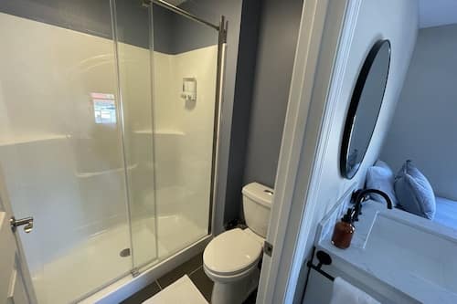 Regadera, amenidades de baño gratuitas, toallas, jabón