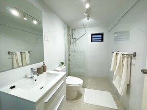 Shower, hair dryer, towels, toilet paper - NEW! Villa Aqua Lora - Centrally located (Willemstad)