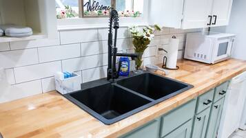 冰箱、微波炉、烤箱、炉灶