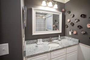 Combined shower/bathtub, hair dryer, towels