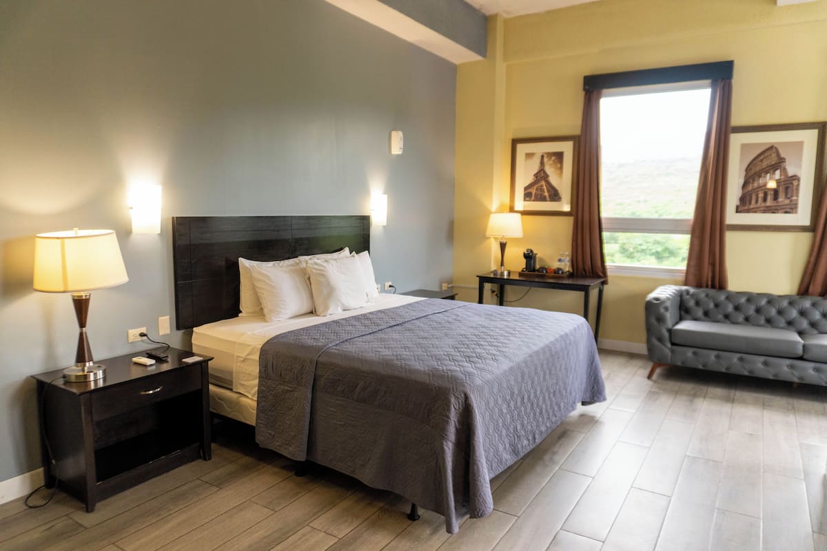Deluxe Room | Desk, WiFi (free), bed sheets