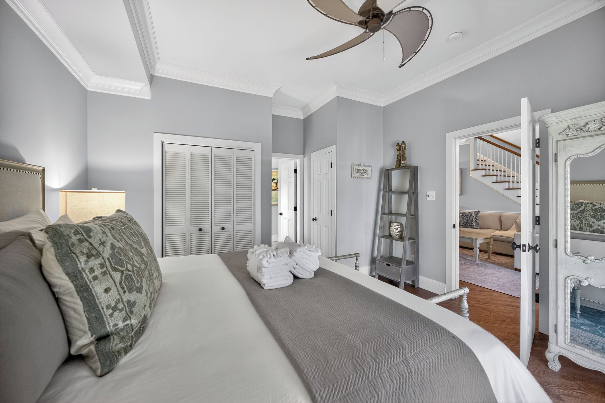 5 quartos, escrivaninha, ferros/tábuas de passar roupa