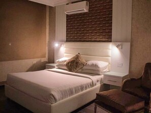 1 soveværelse, pengeskab på værelset, skrivebord, strygejern/strygebræt