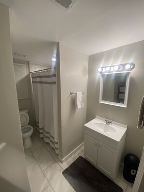 Kombinert dusj/badekar, hårføner, håndklær og såpe