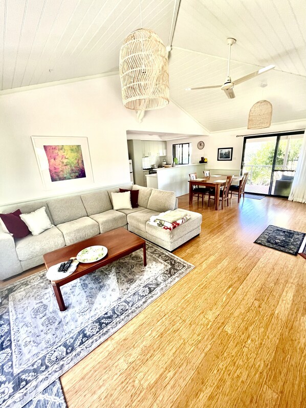 Älytelevisio, takka, DVD-soitin