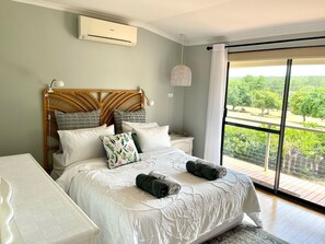 2 bedrooms, iron/ironing board, travel crib, free WiFi - Farm Cottage in the Ferguson Valley (Crooked Brook)