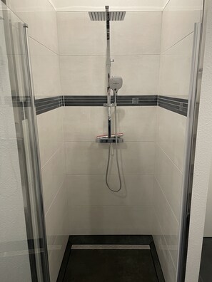 Douche, sèche-cheveux, serviettes fournies, savon