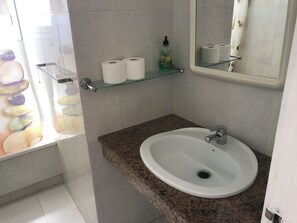 Combinació de dutxa i banyera, assecador de cabells, bidet i tovalloles