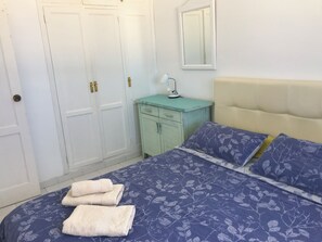 1 slaapkamer, een strijkplank/strijkijzer, reisbedje, gratis wifi