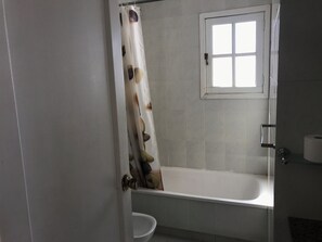 Duschwanne, Haartrockner, Bidet, Handtücher