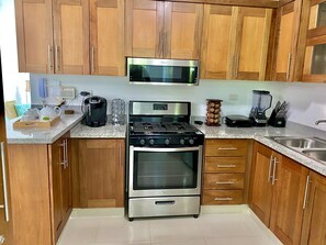 Refrigerador, microondas, horno y parrilla de estufa 